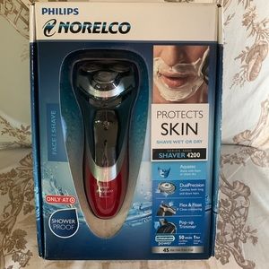 Phillips Norelco Shaver 4200 Shave Wet or Dry New never used..